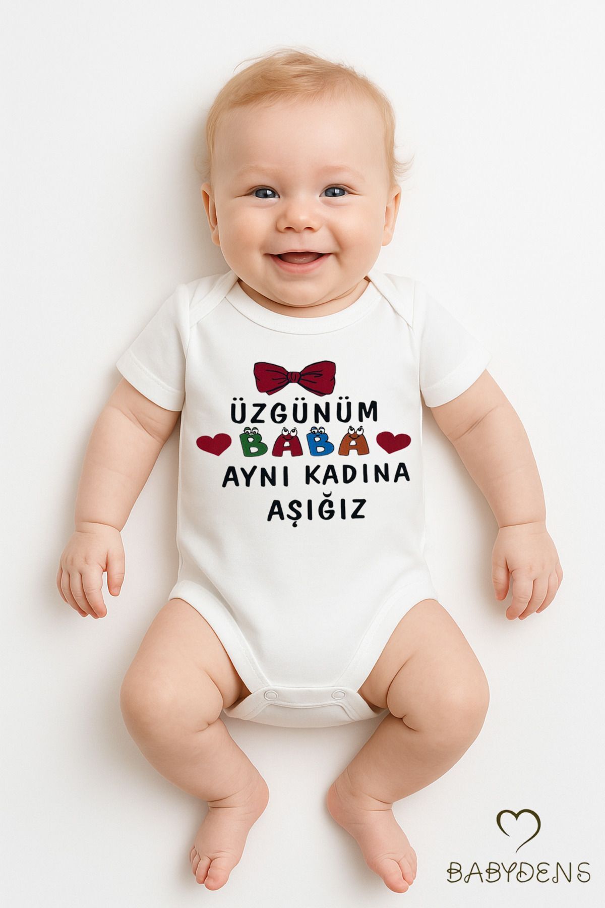 Üzgünüm Baba Aynı Kadına Aşığız Yazılı Çıtçıtlı Bebek Body Tulum | %100 Pamuk Kısa Kollu Zıbın