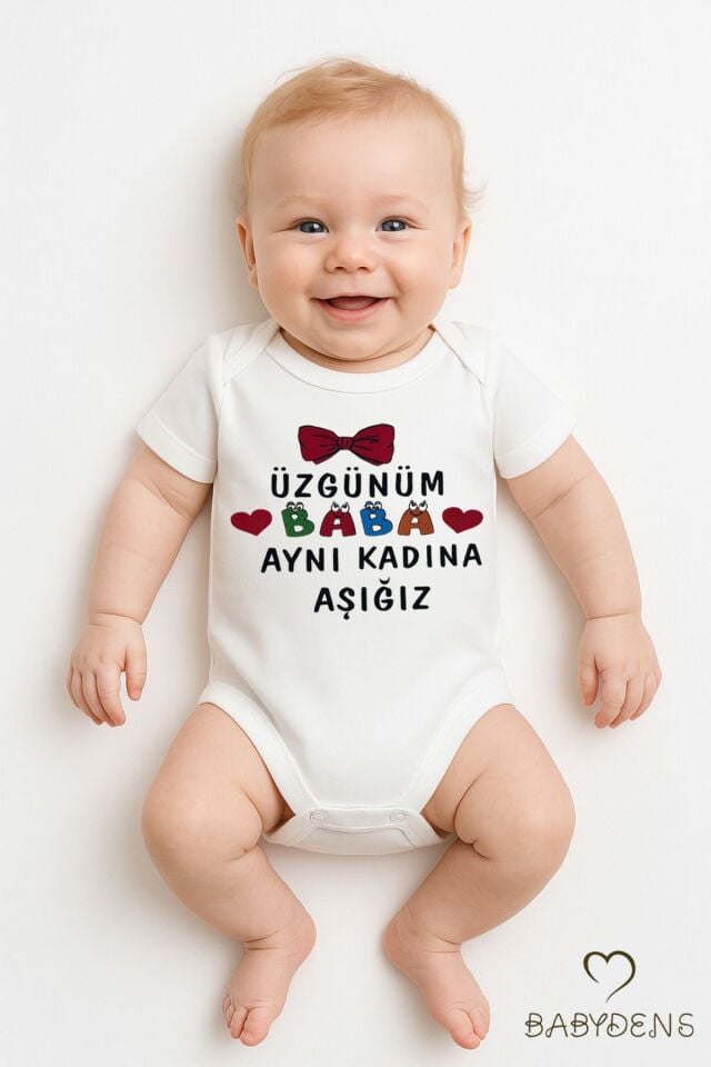 Üzgünüm Baba Aynı Kadına Aşığız Yazılı Çıtçıtlı Bebek Body Tulum | %100 Pamuk Kısa Kollu Zıbın