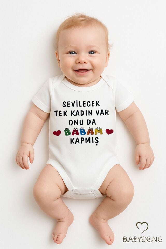 Sevilecek Tek Kadın Var Onu da Babam Kapmış Yazılı Çıtçıtlı Bebek Body | Kısa Kollu %100 Pamuk Zıbın