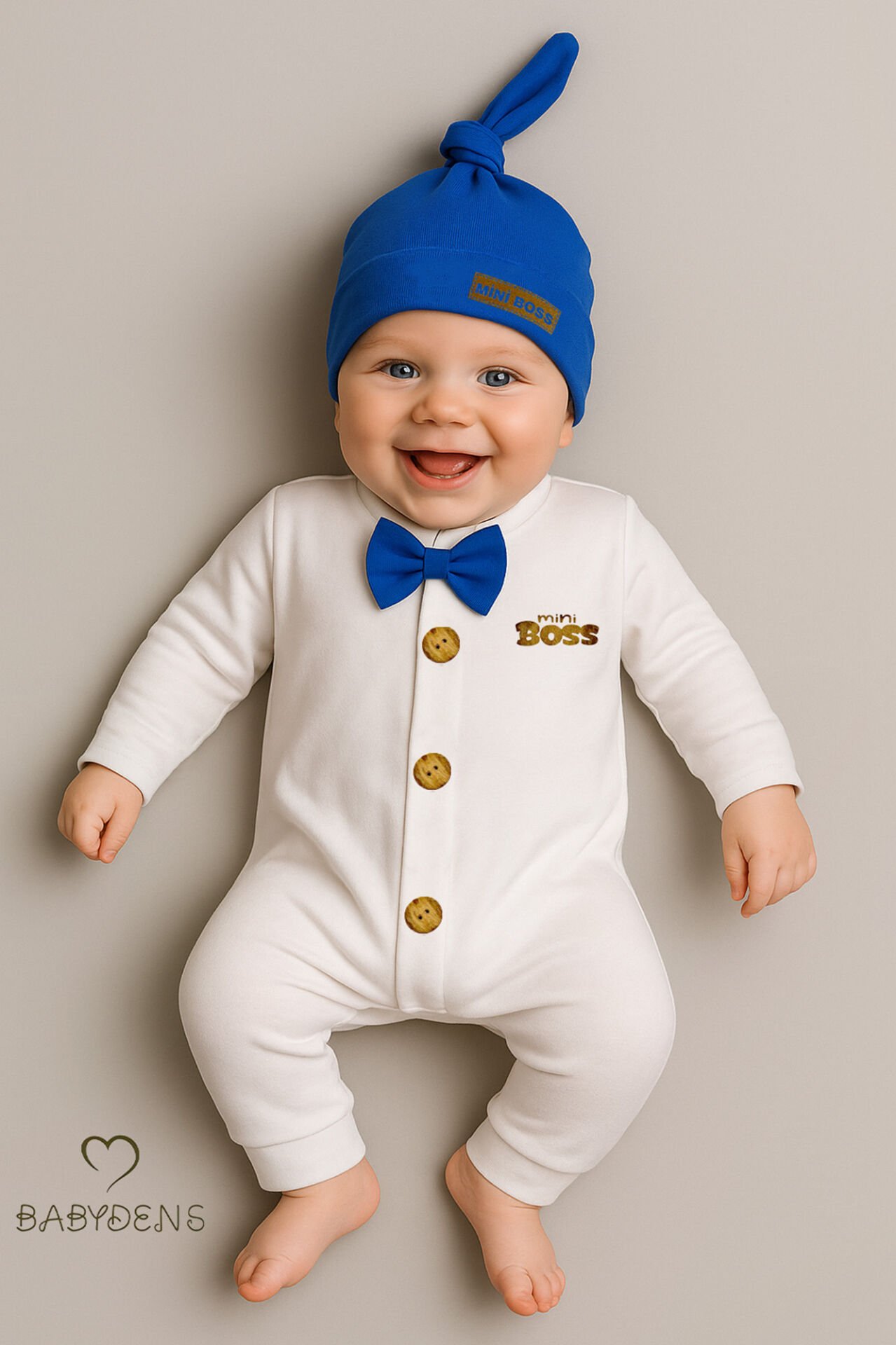 Minik Patron Erkek Bebek Düğmeli Tulum ve Bere Seti – Papyonlu,Manşetli Paça, %100 Pamuk Bebek Tulum Saks Mavi