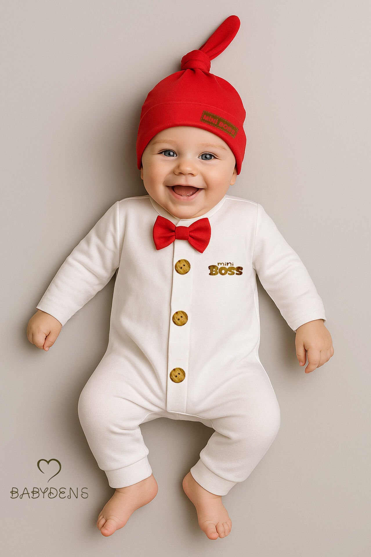 Minik Patron Erkek Bebek Düğmeli Tulum ve Bere Seti – Papyonlu,Manşetli Paça, %100 Pamuk Bebek Tulum Kırmızı